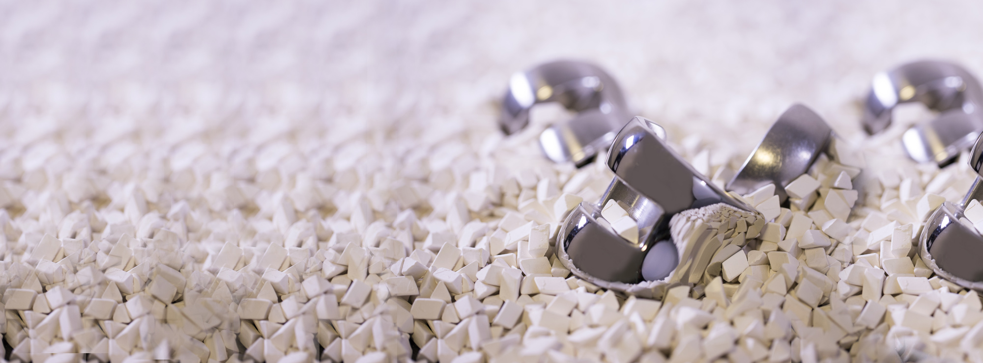 מטרתנו הינה להבטיח טיב שטח משטחים בהיר, טוב וחלק יותר